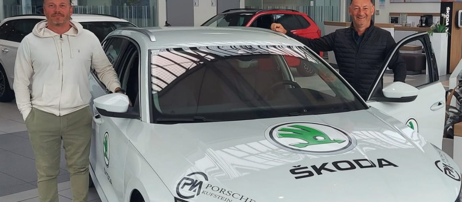 Ivo Novotny und Heinrich Horn mit neuem Skoda Octavia Vereinsauto von Porsche Kufstein